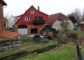 Coppenbrügge-Brünnighausen: Zwei- bis Dreifamilienhaus mit Bach - Blick über Bachtreppe zum Haus