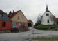 Coppenbrügge-Brünnighausen: Zwei- bis Dreifamilienhaus mit Bach - Südwestansicht mit Kirche